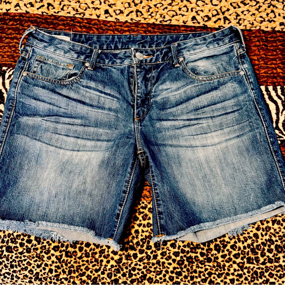True Religion Emma Bermuda short 32
Rarely worn/ like new